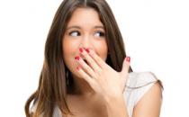 口臭影响心情和社交 你想不到的导致口臭的8种食